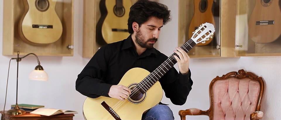 Oğuzhan Kayalı klasik gitar performansı