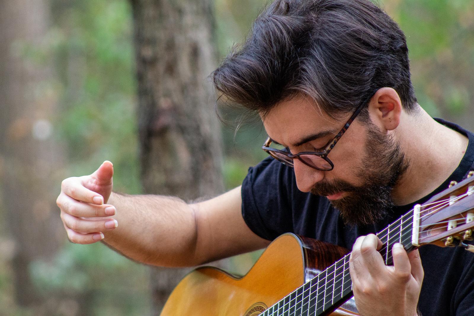 Oğuzhan Kayalı açık alanda gitar çalışması