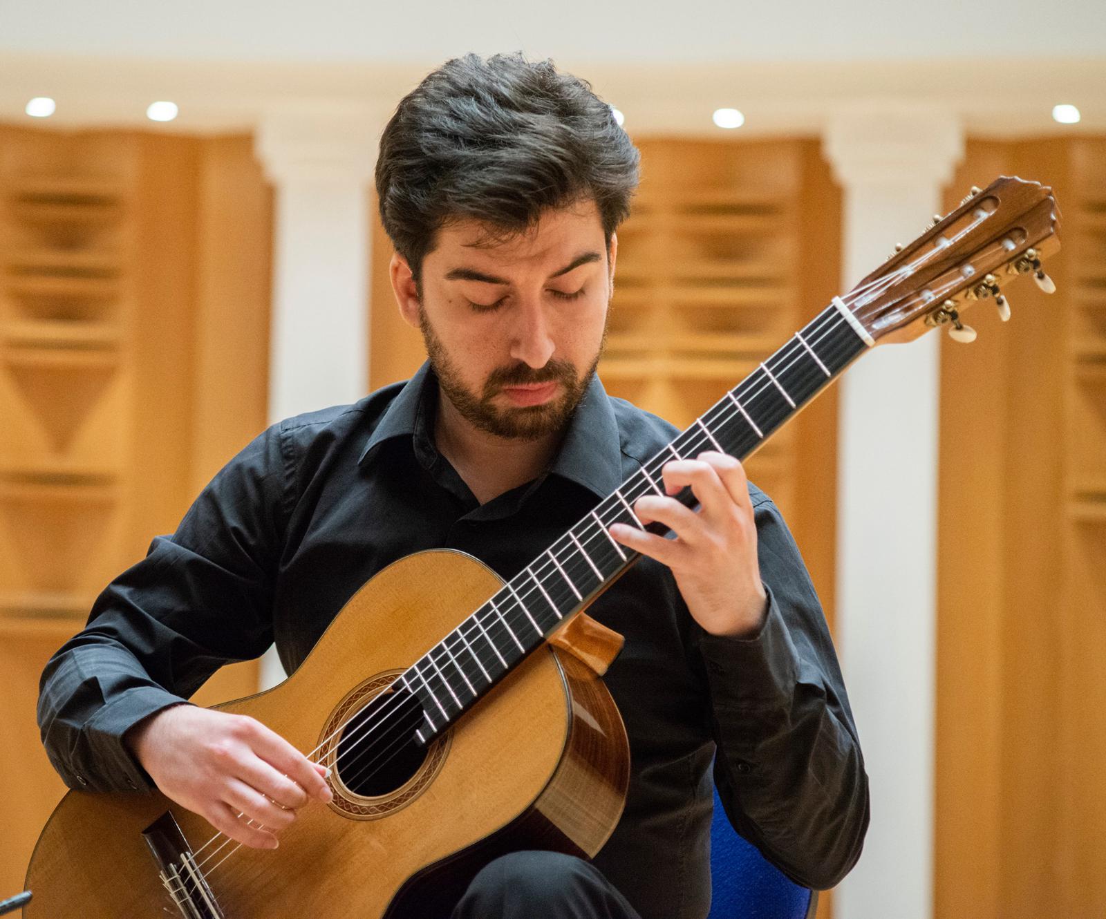 Oğuzhan Kayalı klasik gitar performansı